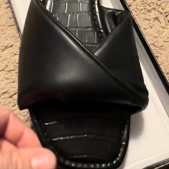 Women’s black sandals size 8 1/2 slip on - Picture 3 of 5